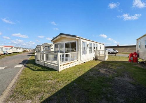 Beautiful 6 Berth Caravan By The Beach In Suffolk Ref 40076Nd – khách sạn tại Harbour