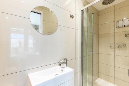 Holland Park I - 3 Bedrooms 2 Bathrooms Sofa Bed - image 14