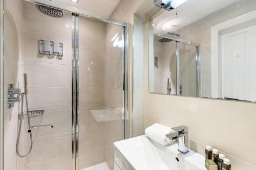Holland Park I - 3 Bedrooms 2 Bathrooms Sofa Bed - image 8