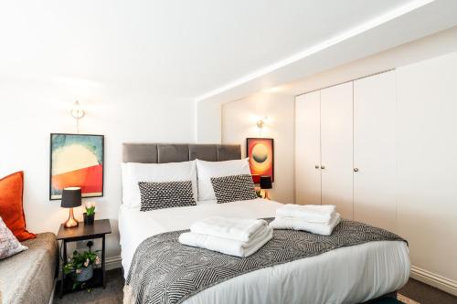 Holland Park I - 3 Bedrooms 2 Bathrooms Sofa Bed - image 4