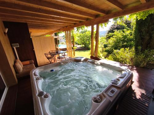 MAGNIFIQUE VILLA Terrasse, Jardin paysagé, Piscine, SPA et Sauna privé (MAGNIFIQUE VILLA Terrasse, Jardin paysage, Piscine, SPA et Sauna prive) in Chauzon