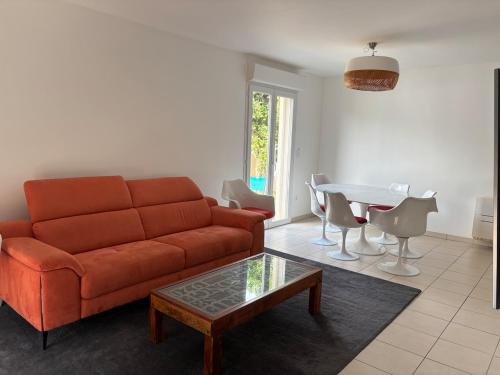 Maison au calme avec Clim, jardin ,piscine dans résidence