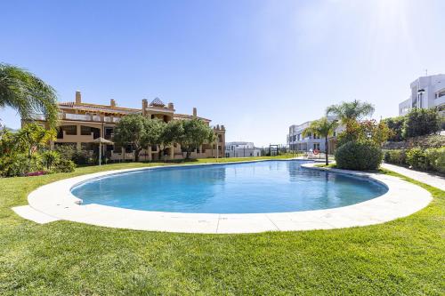006 Modern 3 Bed Calanova Golf Apartment