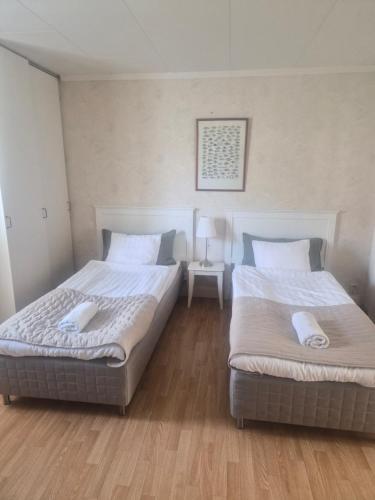 2 twin beds