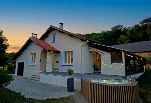 La Maison aux pieds des Pyrénées - Piscine d'exception de 25m (La Maison aux pieds des Pyrenees - Piscine d'exception de 25m) in Livron