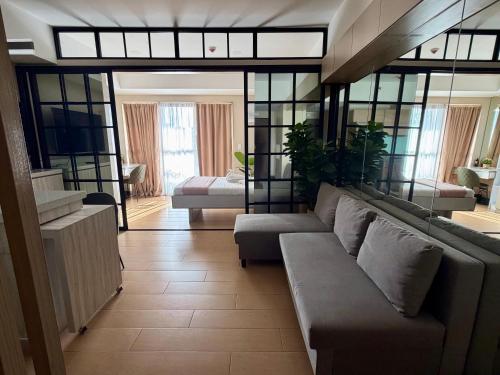 Sunset View in Venice Grand Canal Mall Suite, Pet Friendly, Walking distance to Venice Mall, 5 mins away to BGC, Manila