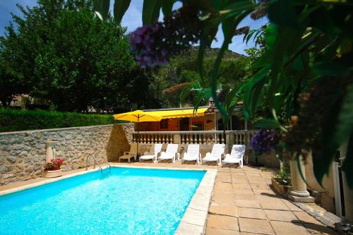 Charmante maison de vacances à La Roche-sur-le-Buis avec piscine gîte à louer Les Preyrauds