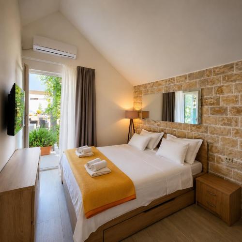 APARTMENTS JELENA 1,2,3,4 & 5 SUPETAR - free parking 4