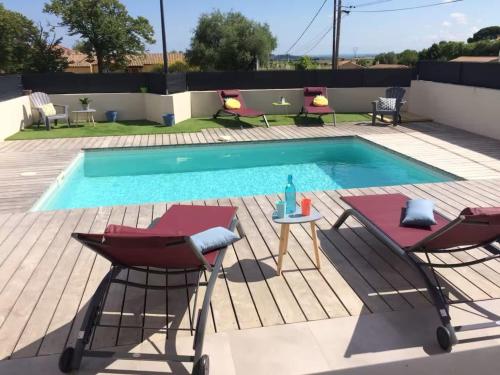 Spacieuse villa avec piscine garage et wifi in Autignac