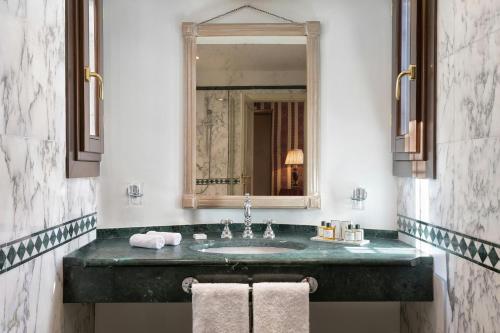 Suite, deluxe, grand, canal view