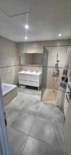 Spacieuse villa avec piscine garage et wifi in Autignac