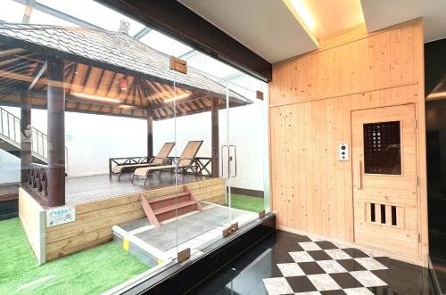 Orient Luxury Villa Motel in Huwei Township