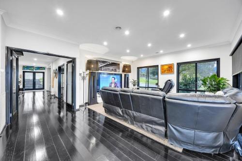 Emu Lodge Spacious 6BR Hilltop Retreat in Sunbury