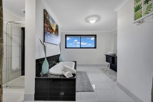Emu Lodge Spacious 6BR Hilltop Retreat in Sunbury