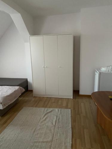1 double bed, 2 twin beds