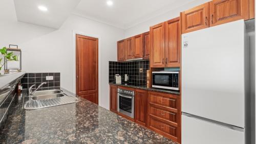 Konyha, Tinaroo Lodge Lakeview Escape with Pool Access in Tinaroo