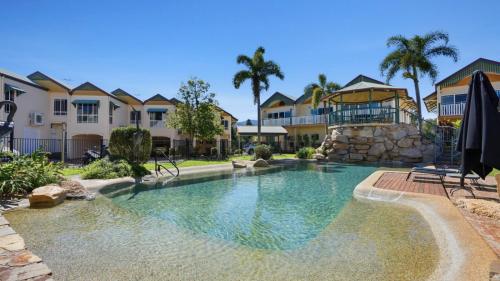 Úszómedence, Tinaroo Lodge Lakeview Escape with Pool Access in Tinaroo