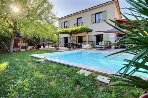 House with pool-Avignon, Spirou and Wave Island in Entraigues-sur-la-Sorgue