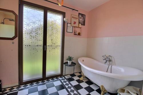 House with pool-Avignon, Spirou and Wave Island in Entraigues-sur-la-Sorgue