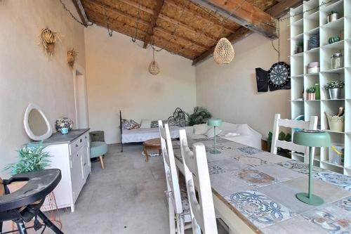 House with pool-Avignon, Spirou and Wave Island in Entraigues-sur-la-Sorgue