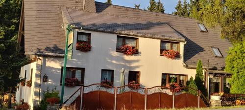 Viesnīcas āriene, Landgasthof und Pension Erzgebirgsstübel (Landgasthof und Pension Erzgebirgsstubel) in Breitenbrunn/Erzgeb.