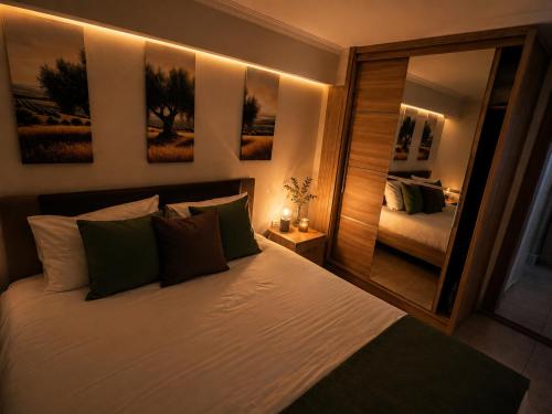 N&P Residence Cozy and Comfortable apartment with a courtyard!, Atenas