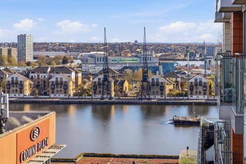2BR Canary Wharf Escape with Fast Wi‑Fi & Free Parking | Near ExCeL & DLR 