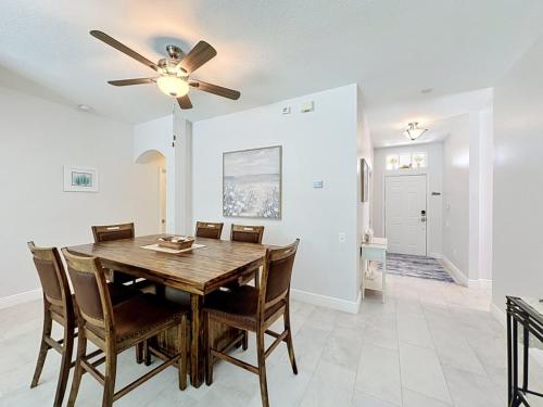 Whispering Palms - Luxury 4-Bedroom Pool Home Near villa - image 5