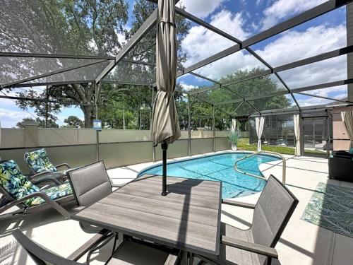 Whispering Palms - Luxury 4-Bedroom Pool Home Near villa - image 3