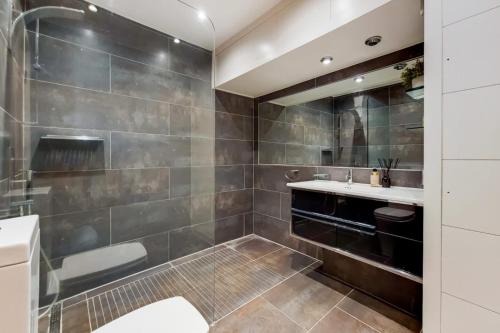 CWG1 - Elegant 3-Bed on Kensington Garden Square - main image