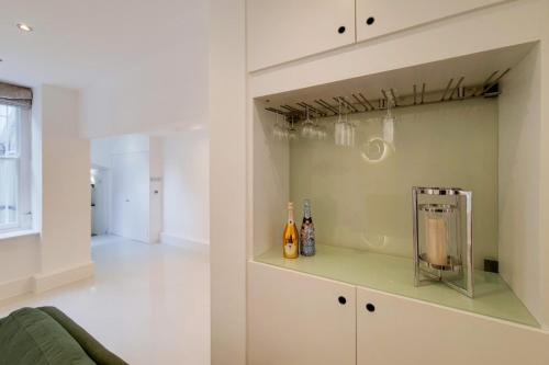 CWG1 - Elegant 3-Bed on Kensington Garden Square - image 2