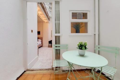 CWG1 - Elegant 3-Bed on Kensington Garden Square - image 3