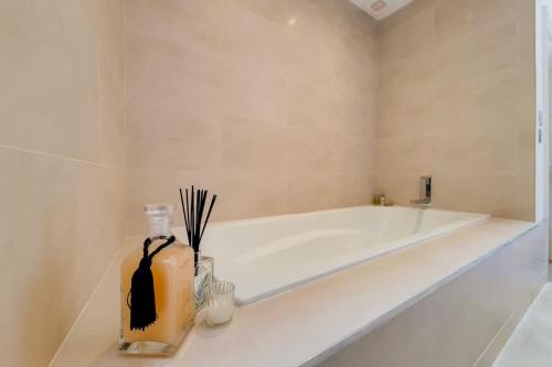CWG1 - Elegant 3-Bed on Kensington Garden Square - image 7