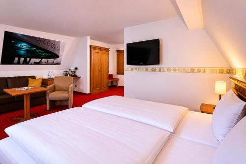 2 twin beds, 1 sofa bed