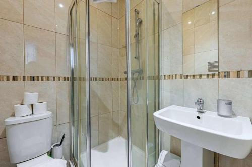 Earls Court Apt Sleeps 3 with Private Entrance - image 13