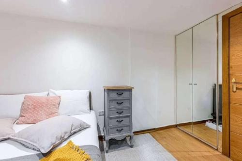 Earls Court Apt Sleeps 3 with Private Entrance - image 2