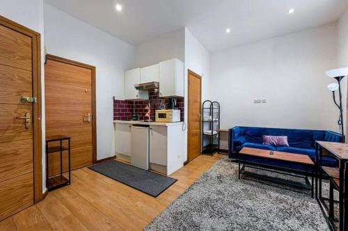 Earls Court Apt Sleeps 3 with Private Entrance - image 7