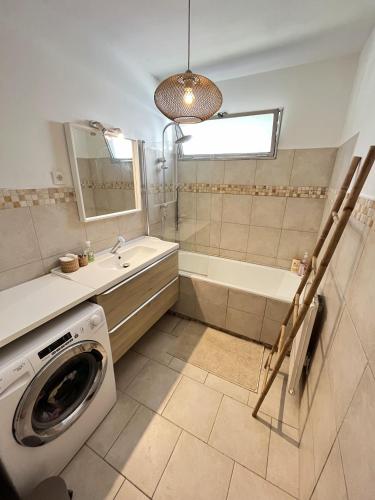 Bathroom, Appartement familial avec piscine & grande terrasse in Mercantour