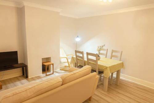 Spacious 4 Bedroom Home in Bath with Free Parking – khách sạn tại Twerton
