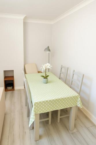 Spacious 4 Bedroom Home in Bath with Free Parking in Twerton