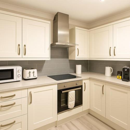 Spacious 4 Bedroom Home in Bath with Free Parking in Twerton