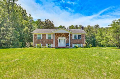 3 Mi to Dtwn: Spacious Warsaw Retreat w/ Huge Yard in Warsaw (VA)