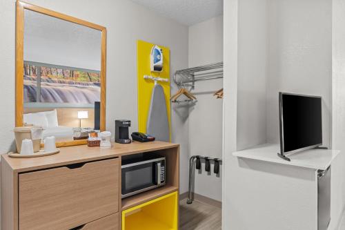 Days Inn by Wyndham Alpena - image 12