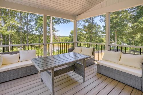 On 4+ Acres! Modern Home w/ Lake Access in Orange in Louisa (VA)