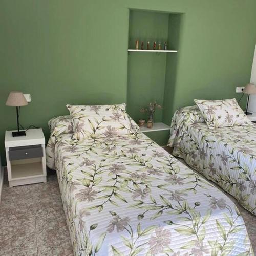 4 bedrooms, 9 beds