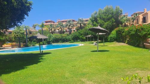 Pareado en la Playa del Ancla, urbanización privada - Terrazas de Urbis