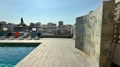Luminoso apartamento con piscina y terraza