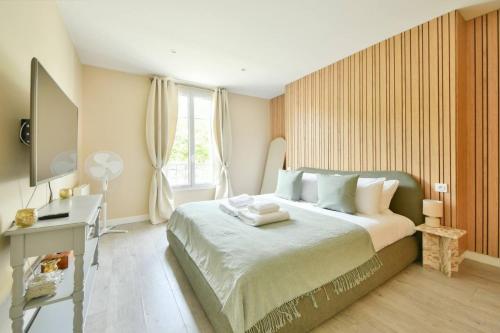 Lovely 1BR with Seine View Near Eiffel Tower