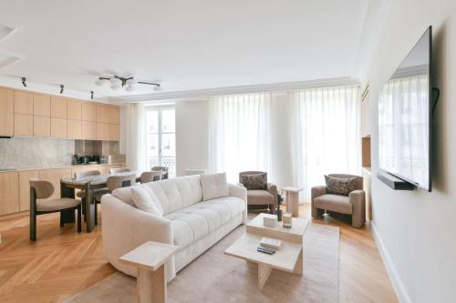 Luxury Modern 2BR AC Marais Metro Steps Away