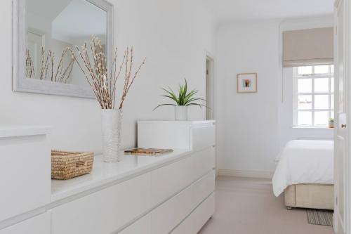 Bathurst Mews III - image 7